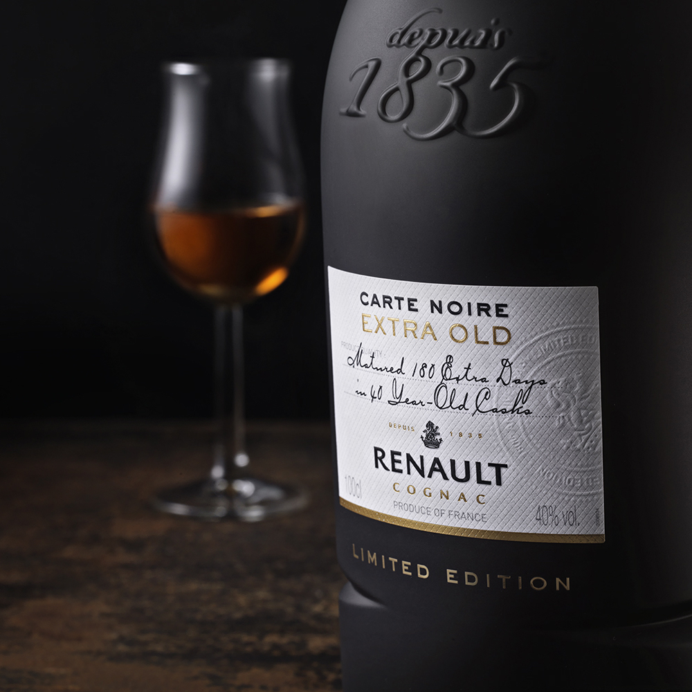 design_volume_graphisme_renault_cognac_limited_edition_etiquette_bouteille_pascal-riviere_2024